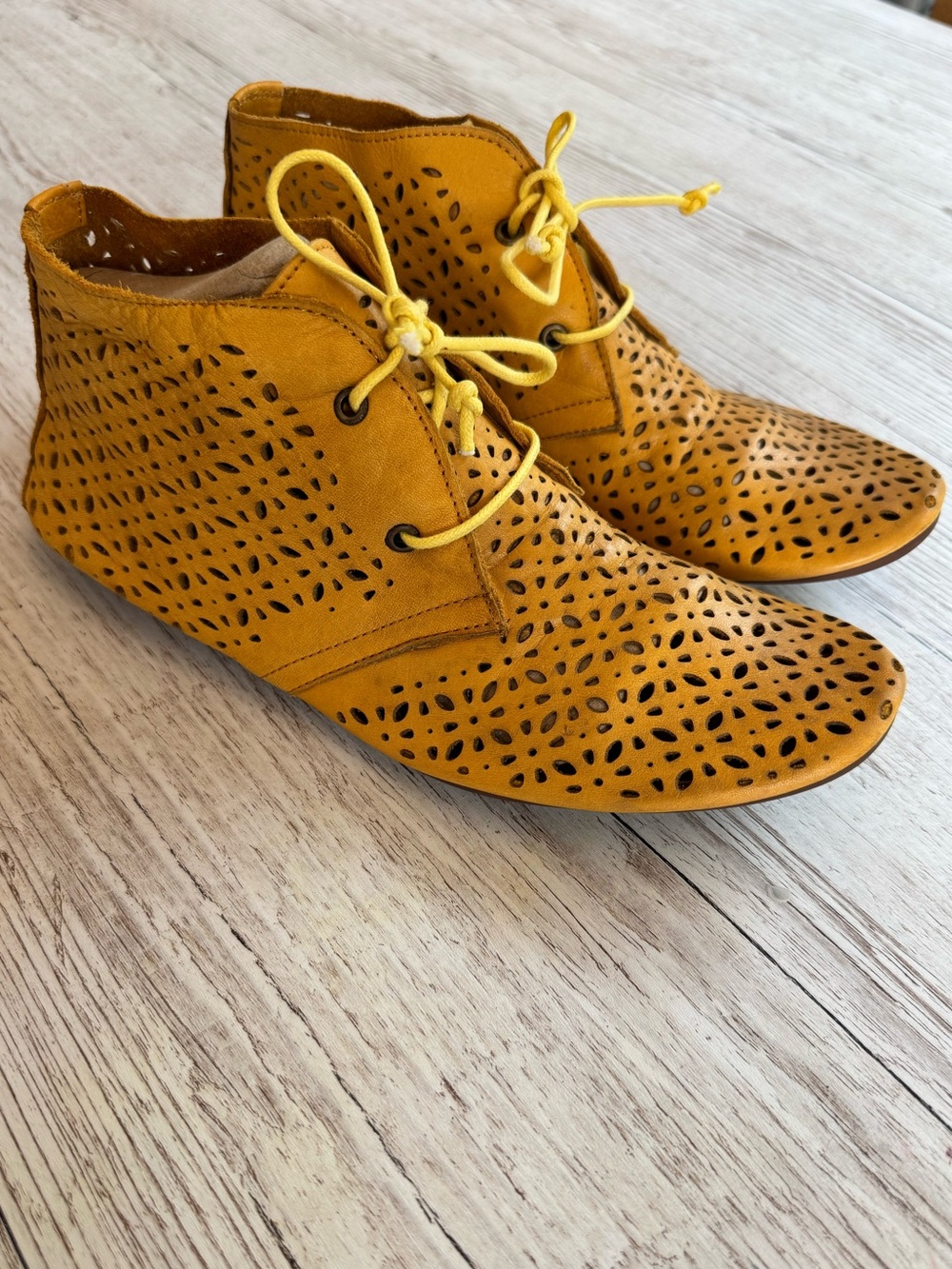 INUOVO Splash Series Leather Mustard Perforated Lace-Up Ankle Boots 8/8.5